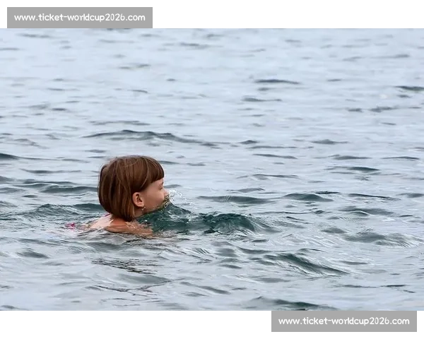 雨幕中的泳者：拥抱自然的清凉仪式